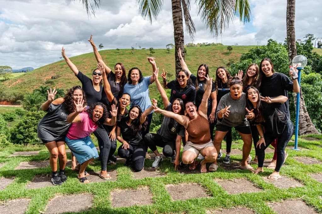 Grupo de mulheres celebrando juntas