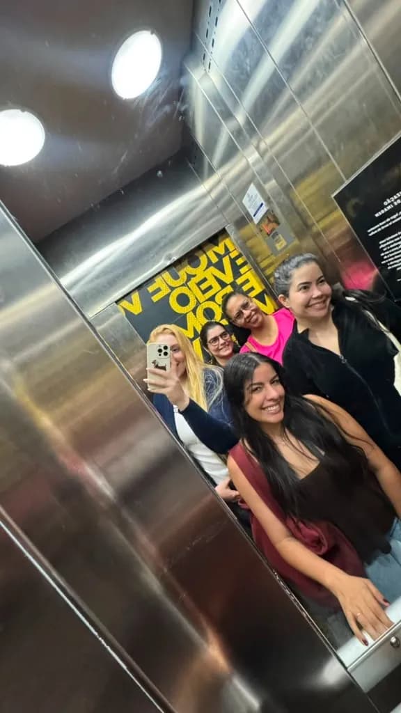 Jovens sorrindo e se abraçando em um G.A.